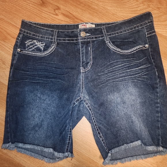 Juniors size 13 L e i denim shorts - Picture 1 of 3